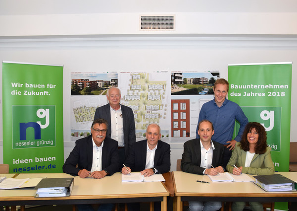 Norbert Franck, Klaus Kremer and Karl-Peter Arnolds from the contracting company "nesseler grünzig" at the contract signing with Michael Lobe, Mayor Daniel Zimmermann and Sabine Noll (left to right). The construction of the new "Unter den Linden" quarter can now proceed apace. Photo: Thomas Spekowius